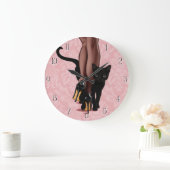Stilvolle Frau und schwarze Katze Große Wanduhr (Zuhause)
