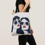 Stilvolle Frauen mit Sonnenbrille Tasche (Von Nahem)