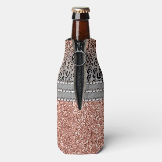 Stilvolle Girly Rose Gold Glitzer Leopard Monogram Flaschenkühler (Flasche Rückseite)
