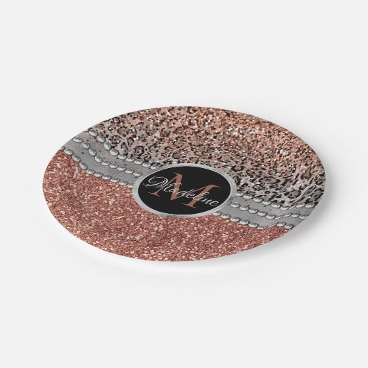 Stilvolle Girly Rose Gold Glitzer Leopard Monogram Pappteller (Schrägansicht)