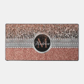 Stilvolle Girly Rose Gold Glitzer Leopard Monogram Schreibtischunterlage (Vorderseite)