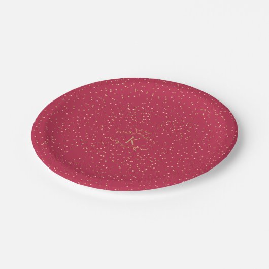 Stilvolle Gold Dots auf Magenta Red Royal Monogram Pappteller (Schrägansicht)