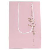 Stilvolle Gold Monogram Name Script Rosa Rosa Mittlere Geschenktüte (Rückseite)