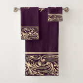 Stilvolle Gold Wirbel Monogram Burgundy Badhandtuch Set (Insitu)