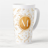Stilvolle Goldbeeren aus Monogramm auf weißem Milchtasse (Rechte Ecke)