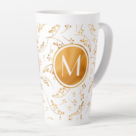 Stilvolle Goldbeeren aus Monogramm auf weißem Milchtasse (Rechte Ecke)