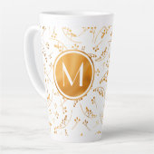 Stilvolle Goldbeeren aus Monogramm auf weißem Milchtasse (Linke Ecke)