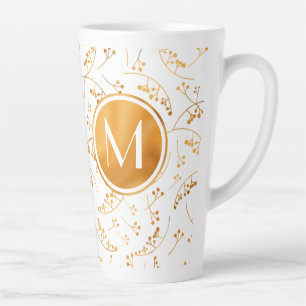 Stilvolle Goldbeeren aus Monogramm auf weißem Milchtasse
