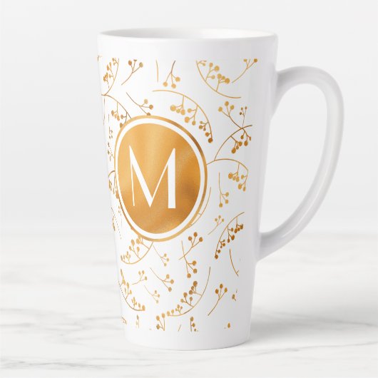 Stilvolle Goldbeeren aus Monogramm auf weißem Milchtasse (Rechts)