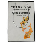 Stilvolle Goldkoi-Hochzeit Mittlere Geschenktüte (Vorderseite)