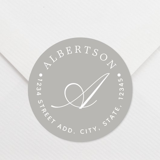 Stilvolle graue Script Monogram Familienname-Adres Runder Aufkleber