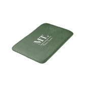 Stilvolle Green Modern Monogram Initials & Name Badematte (Schrägansicht)