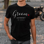 Stilvolle Groom Wedding T-Shirt<br><div class="desc">Das stilvolle Typografie-Skript "Groom" mit niedlicher,  kleiner,  roter Liebe und einem kompletten Stempel ist das ideale Geschenk für jeden Bräutigam. Das Design ist einfach zu personalisieren mit Ihrem Namen und etablierten Hochzeitsdatum und wird der perfekte Sake von Ihrem besonderen Tag.</div>