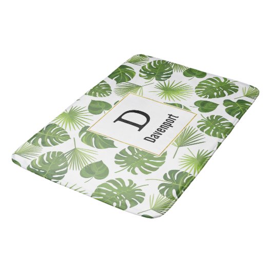 Stilvolle grüne tropische Blätter Muster Monogram Badematte (Schrägansicht)