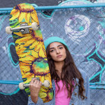 Stilvolle Hellgelbe Sonnenblumen Kunst, Dichtung u Skateboard<br><div class="desc">Dieses Coole Design mit wunderschön gearbeiteten Sonnenblumen in gelber Farbe macht Ihr Skateboard in der Menge auffällig. Personalisieren Sie das Deck mit Ihrem Text,  und lass Sie Ihre Sonnenblume Brett die Sonne auf der Straße. Ein ähnliches Brett mit Sonnenblumen in leicht orangefarbener Farbe.</div>