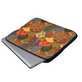 Stilvolle Herbstbäume, helle Waldmuster. Laptopschutzhülle (Vorne Knopf)