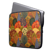 Stilvolle Herbstbäume, helle Waldmuster. Laptopschutzhülle (Vorderseite Links)