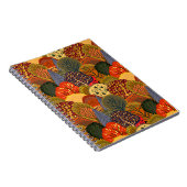 Stilvolle Herbstbäume, helle Waldmuster. Notizblock (Rechte Seite)