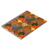 Stilvolle Herbstbäume, helle Waldmuster. Notizblock (Linke Seite)