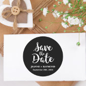 Stilvolle Kalligrafie Black Wedding Save the Date Runder Aufkleber