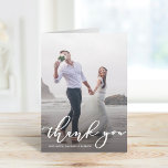 Stilvolle Kalligrafie Script Wedding Danke Foto<br><div class="desc">Einfache und stilvolle Hochzeit Dankeschön Card. Vielen Dank an die Liebsten,  die geholfen haben,  Ihr neues Leben gemeinsam zu feiern! Passen Sie Dankeschön-Karten mit Ihren eigenen Texten und Lieblings-Hochzeitskarten-Foto an.</div>