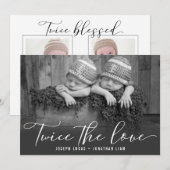 Stilvolle Kalligrafie Twin Foto Collage Birth Ankündigung (Vorne/Hinten)