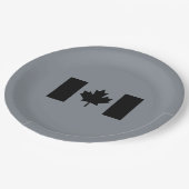 Stilvolle kanadische Flagge in Schwarz Pappteller (Schrägansicht)