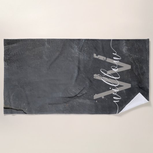 Stilvolle Karkohle Gray Stone Script Monogram Strandtuch (Vorderseite)