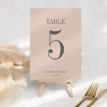 Stilvolle klassische Dusty Blush Elegante Einfache Tischnummer<br><div class="desc">Diese schlichte, elegante Tischnummer-Karte verleiht Ihrem Hochzeitsdekor eine Touch von Eleganz. Mit einem weichen Hintergrund und kühnen, leicht lesbaren Zahlen ist es sowohl schön als auch praktisch konzipiert. Personalisiert mit Ihren Namen und Ihrem Hochzeitsdatum, bringt diese Karte eine besondere, persönliche Touch zu jedem Tisch. Ideal für Paare, die ein gepflegtes,...</div>