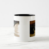 Stilvolle Klaviertastatur Zweifarbige Tasse (Mittel)