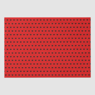 Stilvolle kleine schwarze Herzen auf rot Seidenpapier