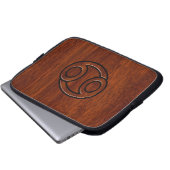 Stilvolle Krebssignatur im Mahagoni-Dekor Laptopschutzhülle (Vorne Knopf)