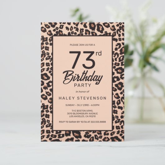 Stilvolle Leopard Animal Print Trendy 73. Geburtst Einladung (Stehend Vorderseite)