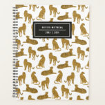 Stilvolle Leopard-Musterbezeichnung | White Planne Planer<br><div class="desc">Dieses moderne Design-Planer-Notizbuch zeichnet sich durch ein Leopardenmuster in verschiedenen Posen auf weißem Hintergrund aus.  Einfach zu personalisieren für jeden Gebrauch - ein Geschenk,  zurück zur Schule,  Uni,  Teens,  Mütter etc.! Die Rückseite weist das gleiche Hintergrunddesign wie die Vorderseite auf. Ideal für jemanden,  der bleibe werden muss!</div>