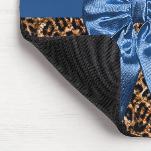 Stilvolle Leopard Print Elegant Blue Bow und Name Mousepad (Ecke)