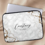 Stilvolle Marble Gold Glitzer Monogram Name oder L Laptopschutzhülle<br><div class="desc">Stilvolle Laptop-Gehäuse mit Marmor und Imitaten,  goldener Glitzer-Hintergrund und eleganter kalligrafischer Schriftart für Ihren Namen oder Initialen. Die Elektronik-Gehäuse enthält Platz,  um Ihren Namen oder Monogramm hinzuzufügen,  können Sie sogar Ihr Firmenlogo hinzufügen. Diese elegante Marmor-Laptop-Tasche macht sicher einen Eindruck und schützt Ihren Laptop auch unterwegs.</div>