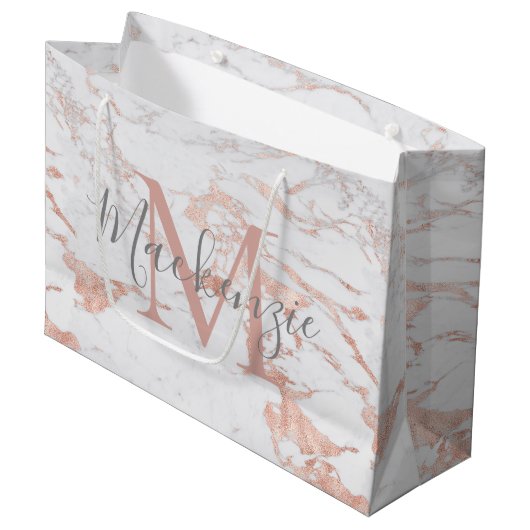 Stilvolle Marmor- und Rose-Gold-Foil-Monogramm Große Geschenktüte (Vorderseite Schrägansicht)