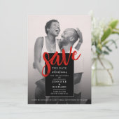 Stilvolle Minimal Chic Rot und Black Foto Hochzeit Save The Date (Stehend Vorderseite)