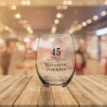 Stilvolle minimale Anniversary Black Date Name Weinglas Ohne Stiel<br><div class="desc">Die Pension sollte stilvoll gefeiert werden und dieses Jubiläum wineglass klingt wie die perfekte Art, es zu tun! Die einfachen, aber eleganten, modernen, schwarzen Skripte fügen eine Touch von Raffinesse hinzu, während der anpassbare Name eine persönliche Touch ermöglicht. Es ist eine wunderschöne Art, an einen Meilenstein mit Einfachheit und Minimalismus...</div>