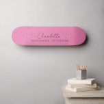 Stilvolle Minimalistische Monogramm Name Rosa Skateboard<br><div class="desc">Minimalistisches und stilvolles Design mit einem modernen,  soliden Farbstil in einem schönen Rosa. Ihr Name in einfacher moderner Typografie. Sie können ganz einfach für sich selbst oder als besonderes Geschenk für einen geliebten Menschen personalisieren.</div>