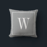Stilvolle Monogram Inital Modern Trendy Gray White Kissen<br><div class="desc">Stilvolles modernes personalisiertes mit Monogramm, erstklassiges, ultimatives, grau dekoratives Kissen, das in knalligem Weiß dekoriert ist. Tolle Geschenkidee! Einfach mit dem Design-Tool anpassen, um es zu Ihrem eigenen machen! Kontaktieren Sie mich unter beachpausedesigns@gmail.com wenn Sie Hilfe benötigen oder Fragen zu diesem oder einem unserer Designs haben. Weitere Designoptionen und Farben...</div>