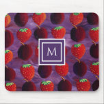 Stilvolle Monogram-Initialplatten und Erdbeeren Mousepad<br><div class="desc">Stilvolles Monogramm mit einem sommerlichen Fruchtmuster aus Pflaumen und Erdbeeren. Sie können die Anfangsfarbe individuell anpassen und die Hintergrundfarbe des Monogramms anpassen. Ideal für das Büro oder die Zuhause. Entwickelt von Thisisnotme©</div>