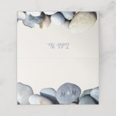 Stilvolle Monogram, Moderne rustikale Kies Wedding Platzkarte (Außenseite Aufgefaltet)