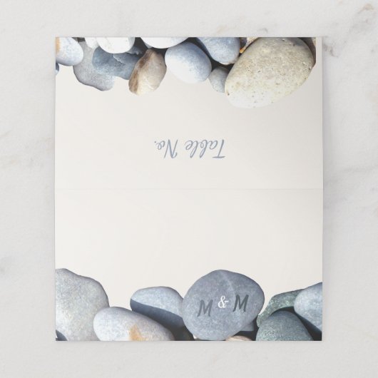 Stilvolle Monogram, Moderne rustikale Kies Wedding Platzkarte (Außenseite Aufgefaltet)