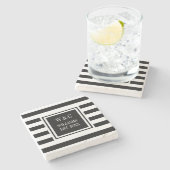 Stilvolle Monogram Schwarz-weiß Stripe Steinuntersetzer (Seitenansicht)