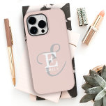 Stilvolle Monogramm Feminine Blush Pink Case-Mate iPhone 14 Pro Max Hülle<br><div class="desc">Eine elegante,  stylische Darstellung Ihres Namens und Monogrammes betont diese individuelle iPhone-Hülle mit klassischen Serifen und einer verzierteren Schriftzypografie mit einer wunderbar ausgeglichenen Symmetrie. Die drei Elemente verschmelzen stilvoll und kreieren so Ihr eigenes Markenlogo. Hier mit einem weichen,  rot-rosa Hintergrund mit Monogrammelementen in weiß und grau dargestellt.</div>