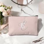 Stilvolle Monogramm Typografie Blush Pink Zubehörtasche<br><div class="desc">Ein stilvolles, einzigartiges Monogramm-Design mit Ihrem Namen und Monogramm unterstreicht diesen maßgeschneiderten Accessoires-Beutel mit klassischen Serifen und einer verzierteren Schriftzypografie in einem hübschen Layout. Die drei Elemente verschmelzen wunderschön und kreieren so Ihr eigenes Markenlogo. Hier mit einem weichen, rot-rosa Hintergrund mit Monogrammelementen in weiß und grau dargestellt. Diese Beutel eignen...</div>