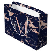 Stilvolle Navy Blue Marmor Rose Gold Foil Monogram Große Geschenktüte (Rückseite Schrägansicht)
