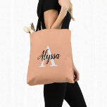 Stilvolle Peach Personalisiert Monogram Tote Bag Tasche<br><div class="desc">Stilvolle Peach Personalisiert Monogram Tote Bag mit einer eleganten Anordnung von Namen und Monogramm Initial auf einem hübschen pfirsichfarbenen Hintergrund. Die Tasche ist einfach zu personalisieren, indem Sie den Namen und die Initiale Ihrer Wahl in die Online-Personalisierung Vorlage vor der Bestellung. Der Text kopiert sich automatisch auf die andere Seite...</div>