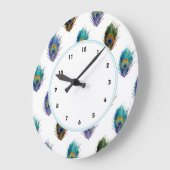 Stilvolle Pfauenfedern in weißer Wanduhr (Winkel)